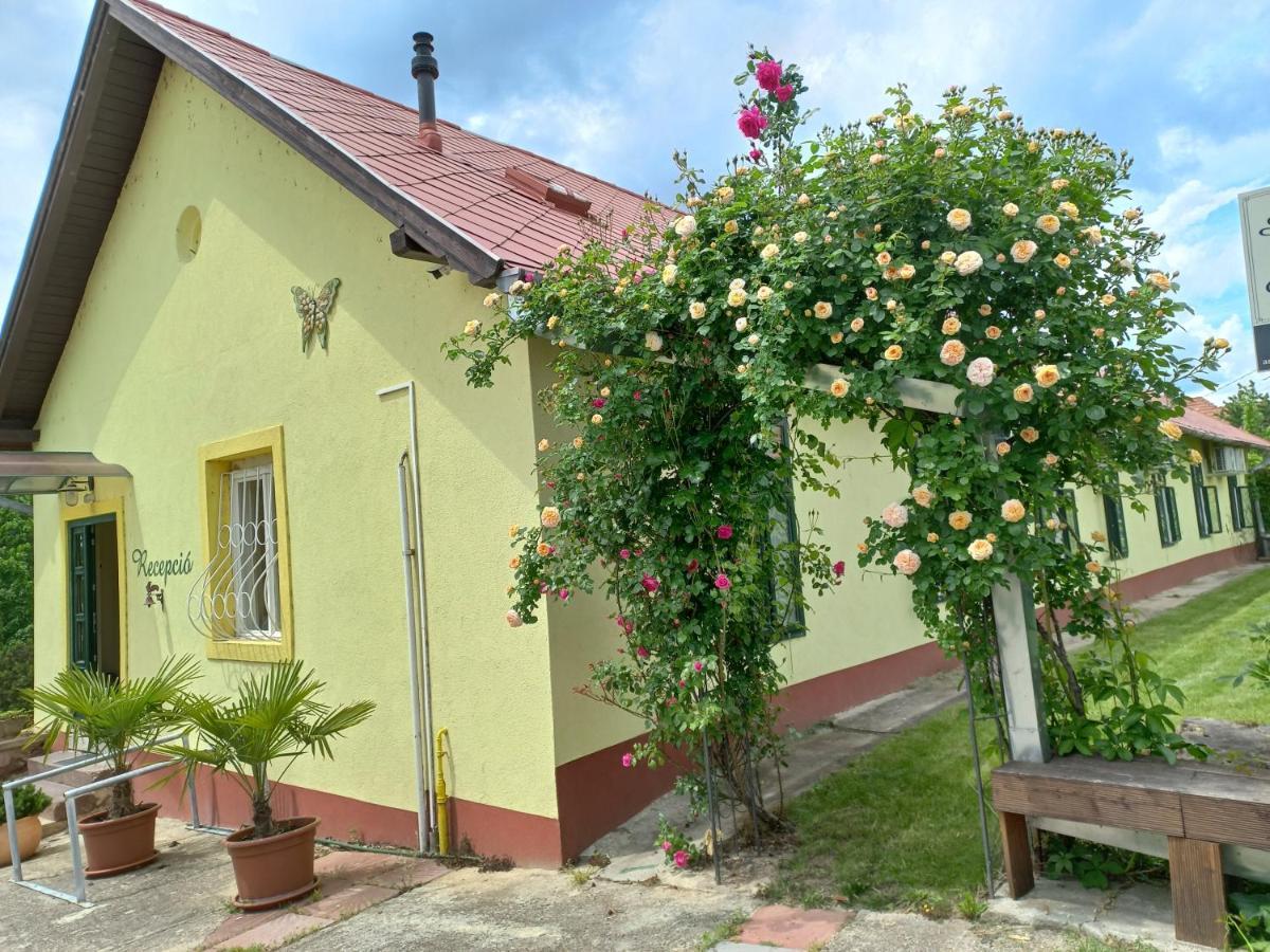 Arnyas Park Apartmanhaz Bed & Breakfast Balatonalmadi Exterior photo