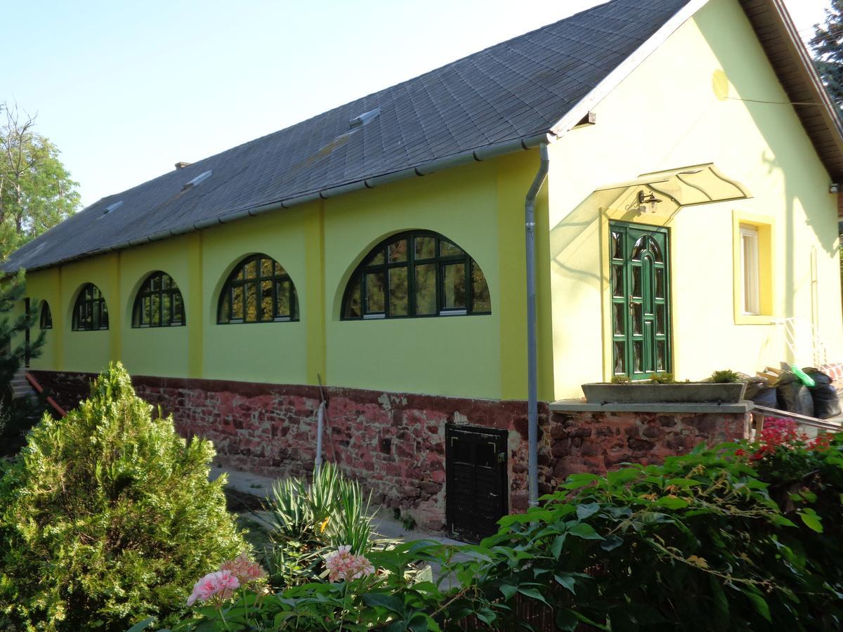 Arnyas Park Apartmanhaz Bed & Breakfast Balatonalmadi Exterior photo