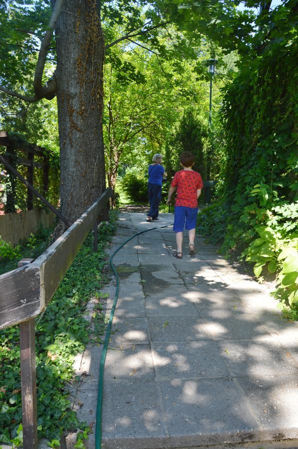 Arnyas Park Apartmanhaz Bed & Breakfast Balatonalmadi Exterior photo
