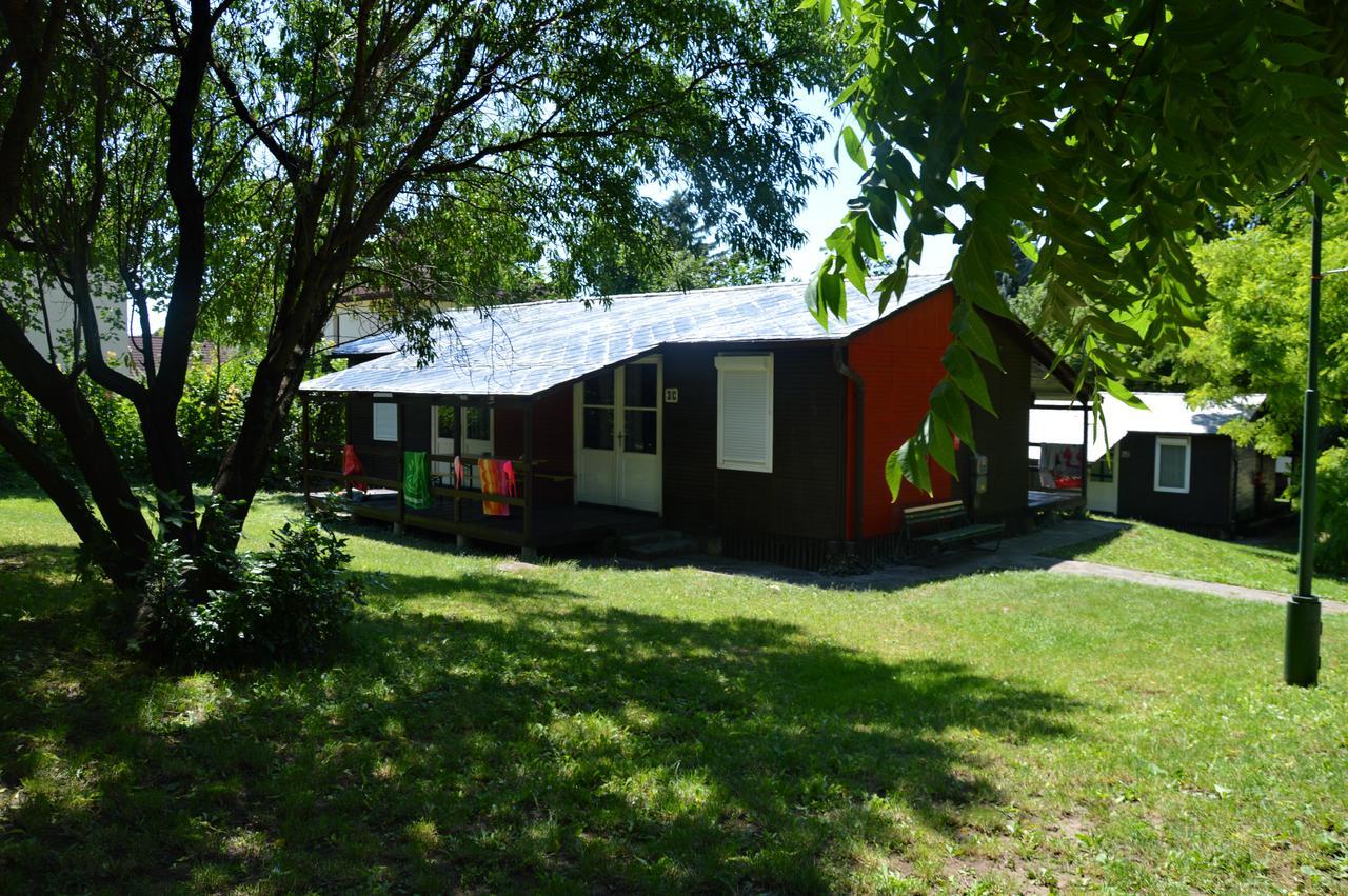 Arnyas Park Apartmanhaz Bed & Breakfast Balatonalmadi Exterior photo