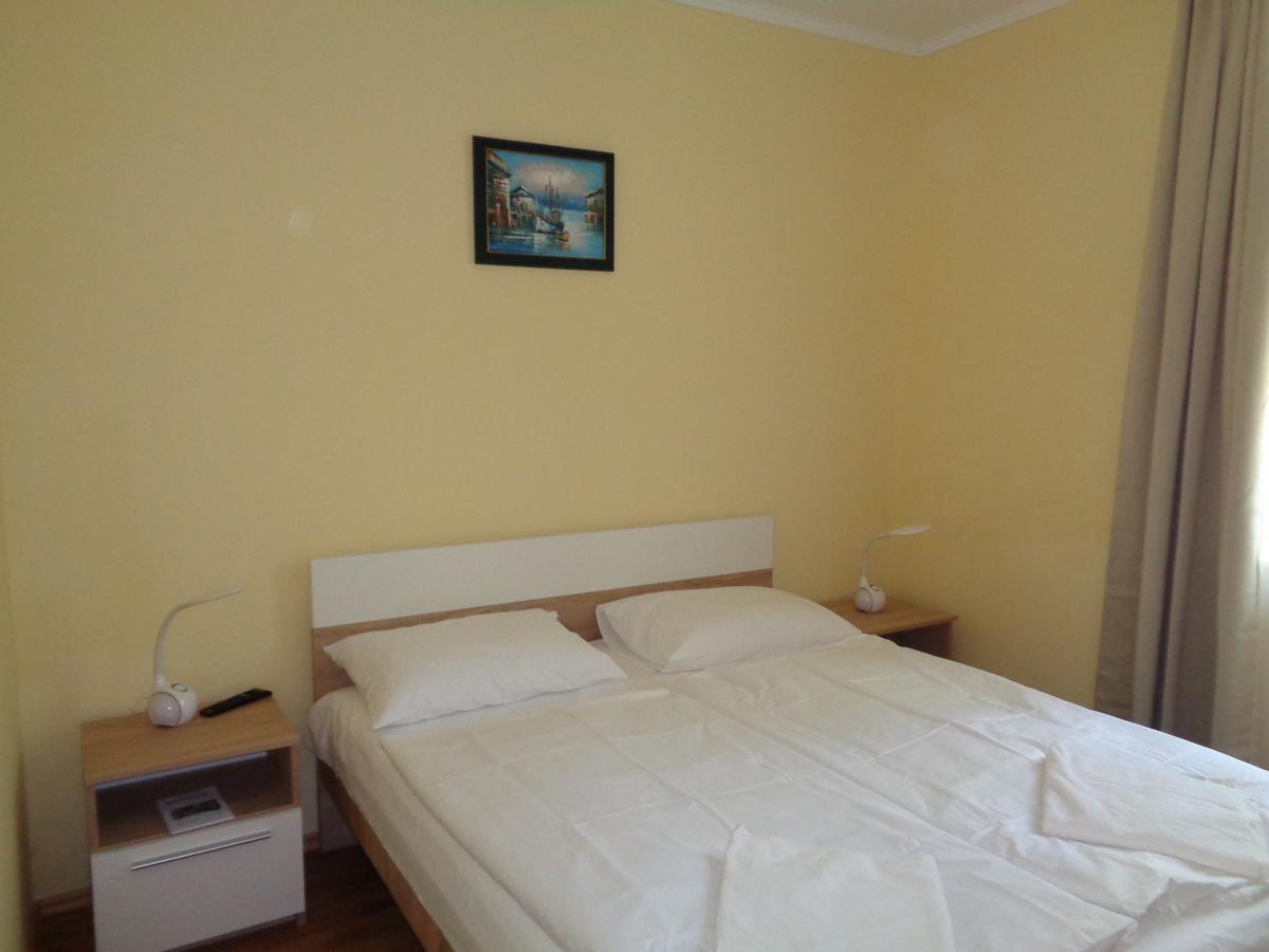 Arnyas Park Apartmanhaz Bed & Breakfast Balatonalmadi Exterior photo