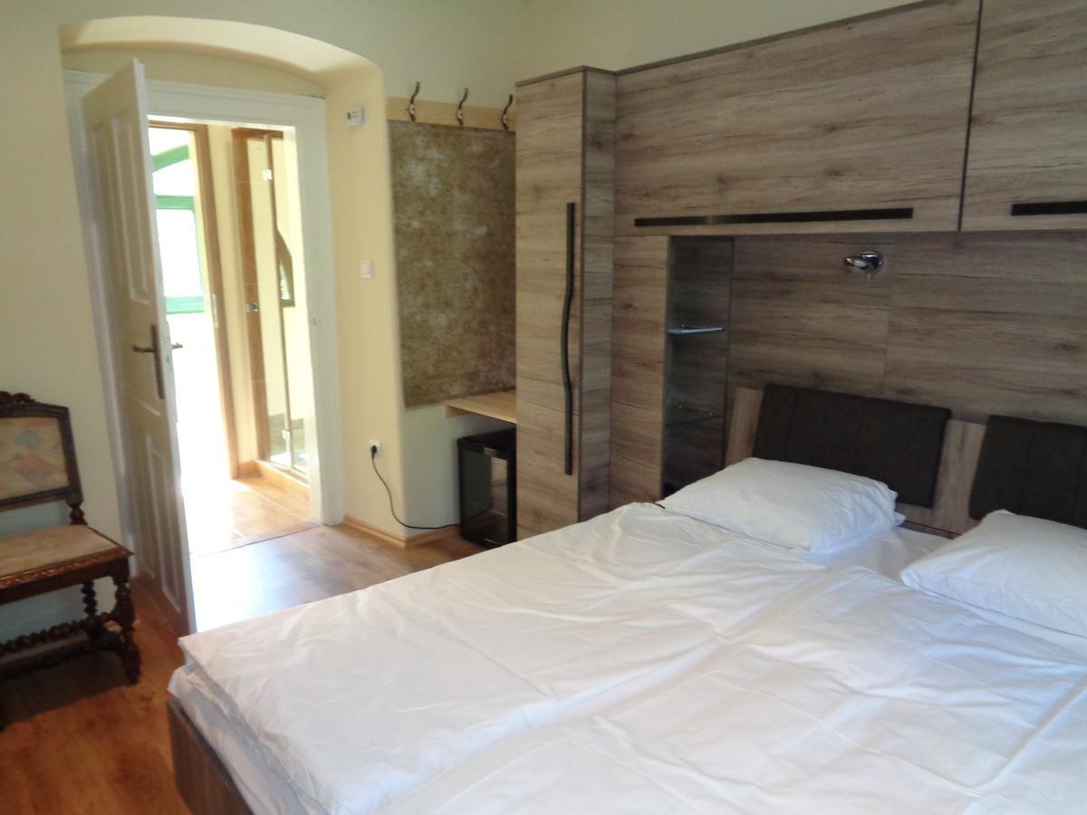 Arnyas Park Apartmanhaz Bed & Breakfast Balatonalmadi Exterior photo
