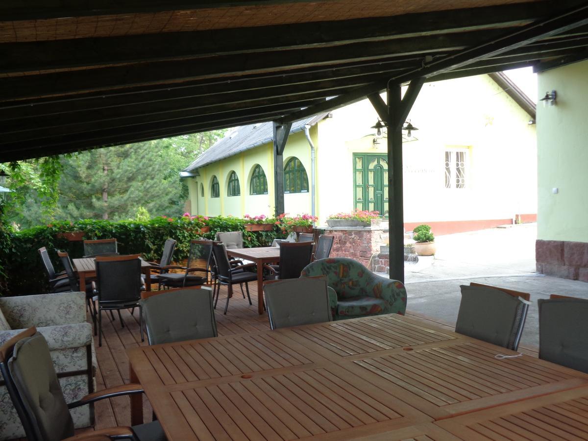 Arnyas Park Apartmanhaz Bed & Breakfast Balatonalmadi Exterior photo