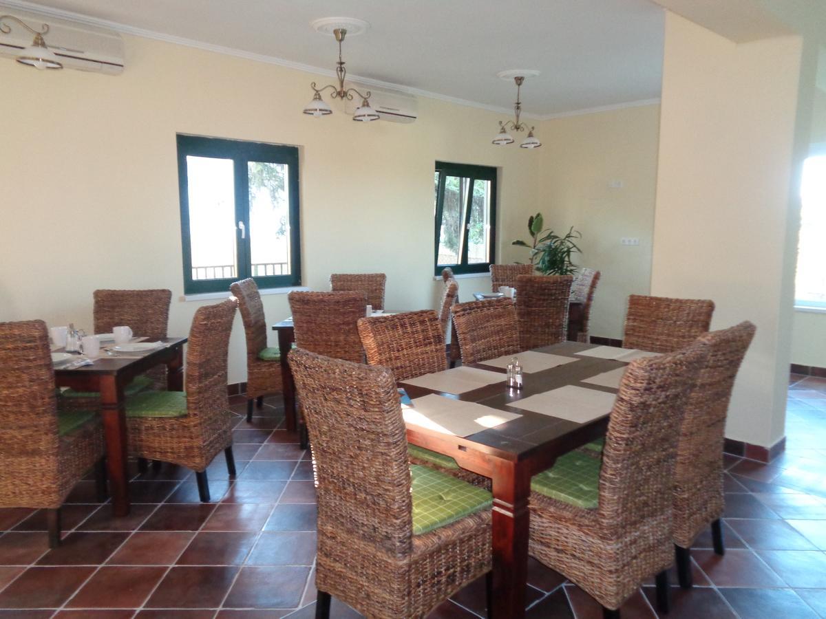 Arnyas Park Apartmanhaz Bed & Breakfast Balatonalmadi Exterior photo