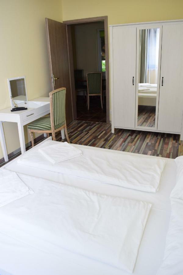 Arnyas Park Apartmanhaz Bed & Breakfast Balatonalmadi Exterior photo