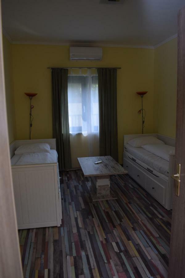 Arnyas Park Apartmanhaz Bed & Breakfast Balatonalmadi Exterior photo