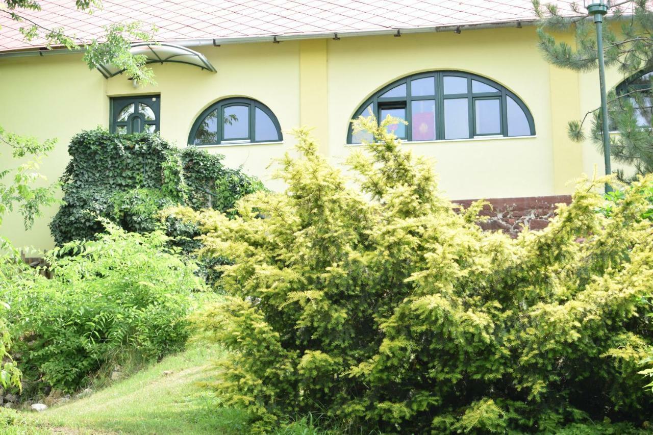Arnyas Park Apartmanhaz Bed & Breakfast Balatonalmadi Exterior photo