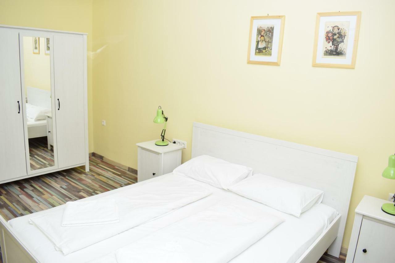 Arnyas Park Apartmanhaz Bed & Breakfast Balatonalmadi Exterior photo