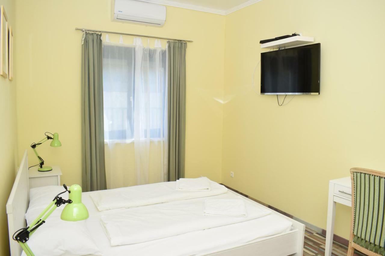 Arnyas Park Apartmanhaz Bed & Breakfast Balatonalmadi Exterior photo